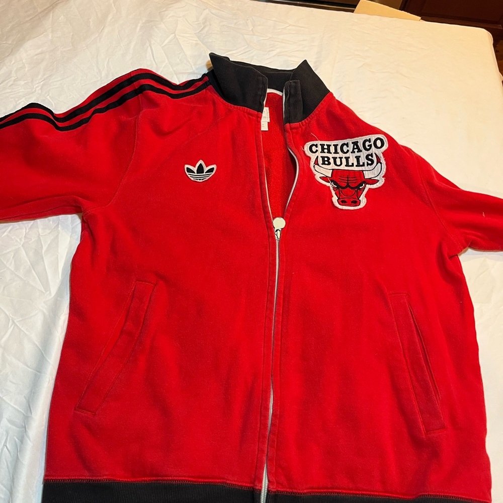 Adidas unisex  Red Chicago Bulls Jacket size medium in good condition vintage